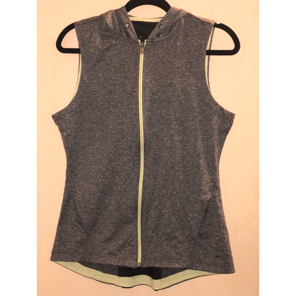 Sleeveless workout zipper jacket